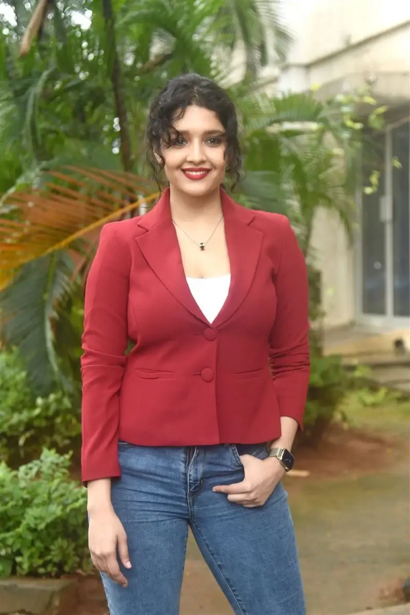 INDIAN ACTRESS RITIKA SINGH SMILING IN RED TOP BLUE JEANS 20